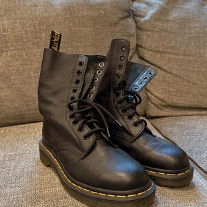 Dr. Martens 1490 10-Eye Boot Black Virginia Leather | Women’s US 6